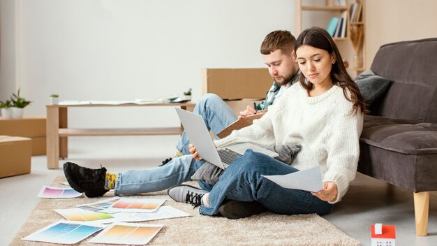 Full shot couple with laptop