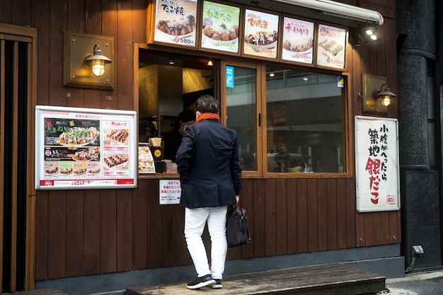 음식을 구매하는 전체 샷 고객