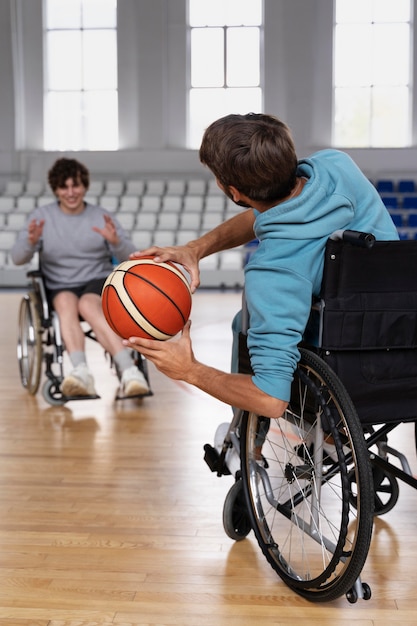 Photo full shot disabled friends playing basketball