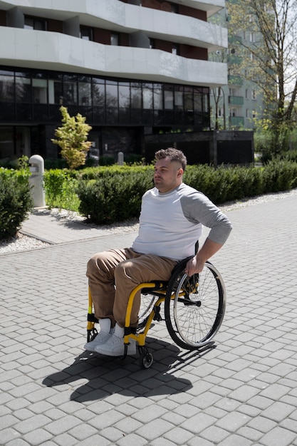 Foto uomo disabile a tutto campo in città