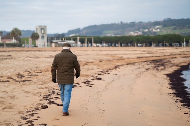 Foto uomo anziano a figura intera che fa una passeggiata