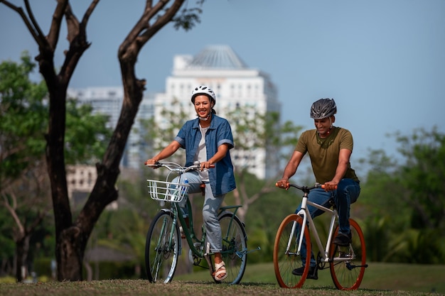 写真 屋外でサイクリングするフルショットファミリー