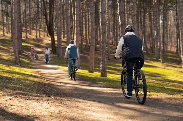 Photo full shot family  cycling together