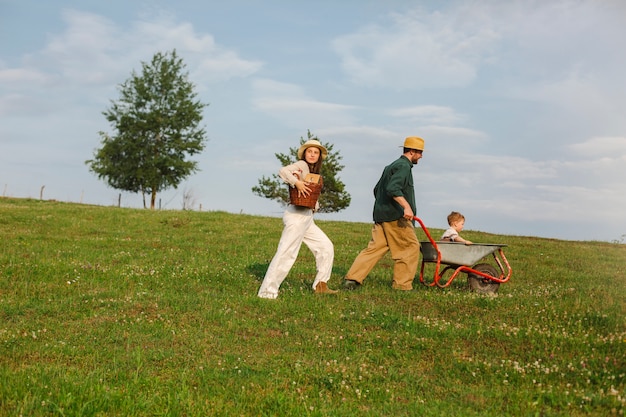 Foto famiglia piena che vive in campagna