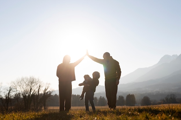 Photo full shot family silhouette in nature