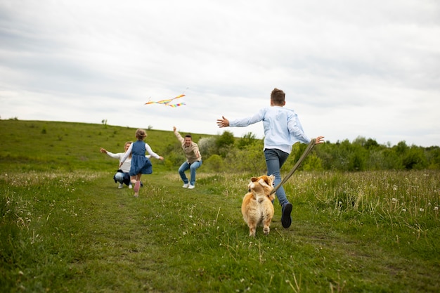 写真 凧と犬とのフルショット家族