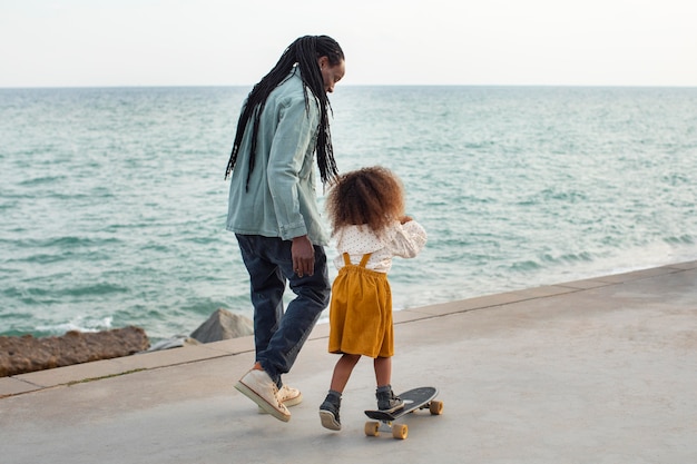 Padre e ragazza a tutto campo al mare