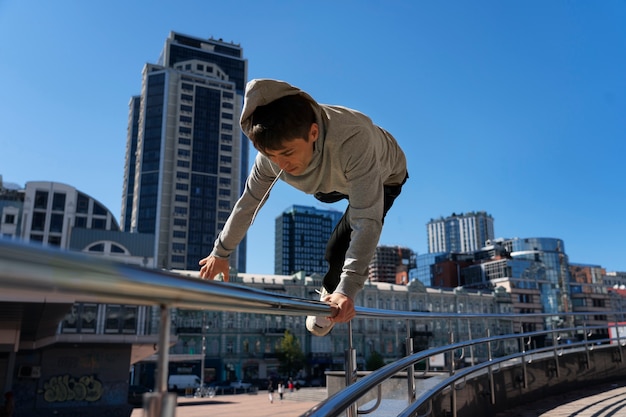 Photo full shot fit man doing parkour training