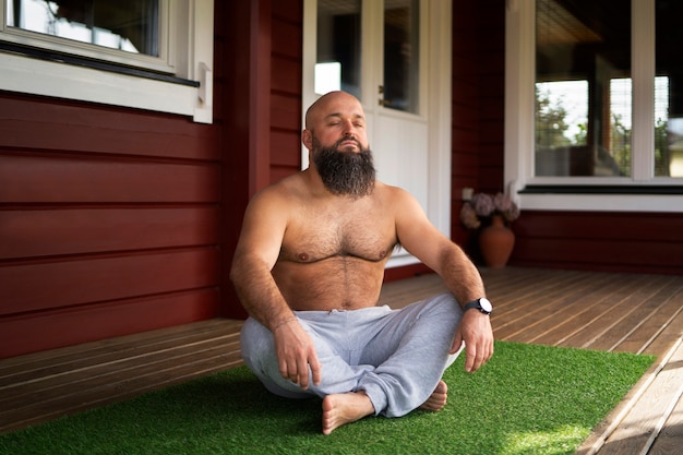 Foto uomo in forma a figura intera che medita
