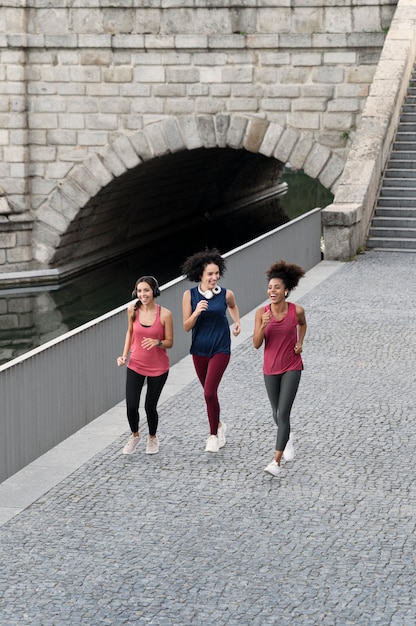 Foto donne in forma a tutto campo che corrono insieme