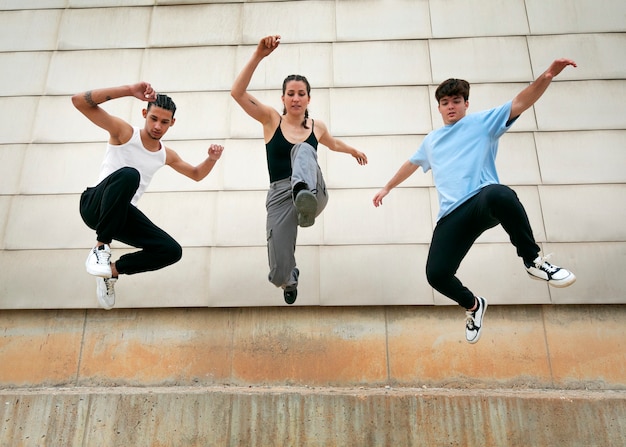 Photo full shot friends doing parkour