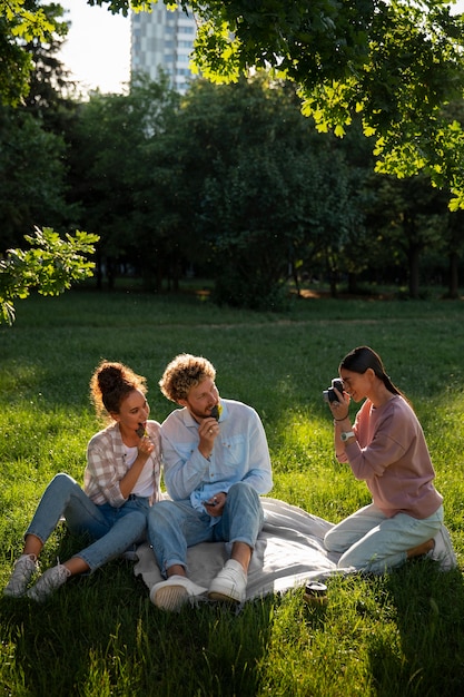 Photo full shot friends eating seaweed snacks