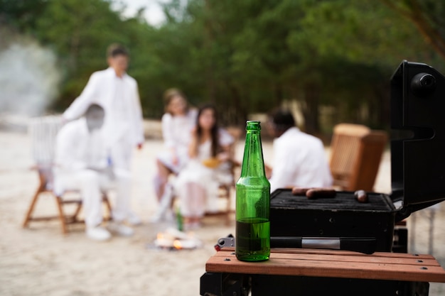 해변에서 재미 전체 샷 친구