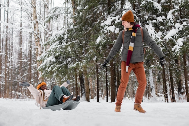 Фото Полный выстрел друзья веселятся со снегом