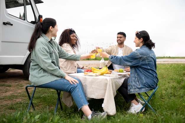 Photo full shot friends sitting at table