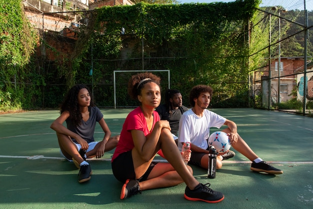 Foto amici a tutto campo sul campo di calcio