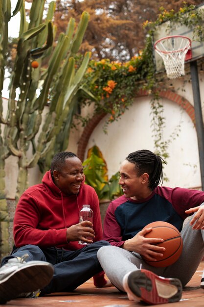 Photo full shot friends spending time outdoors