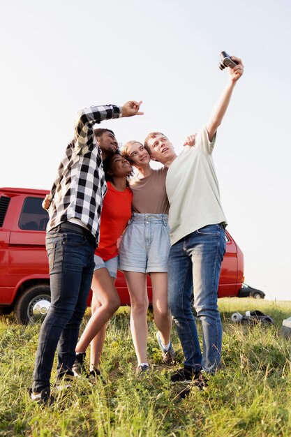 Amici a tutto campo che si fanno selfie