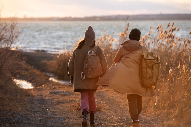 Photo full shot friends walking together