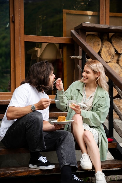 Foto full shot gelukkige mensen met eten