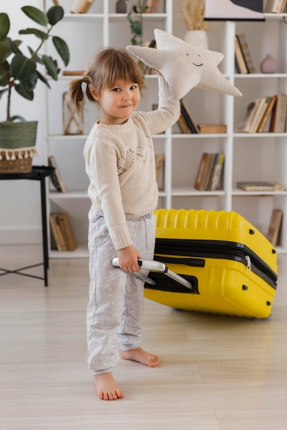 Photo full shot girl holding luggage