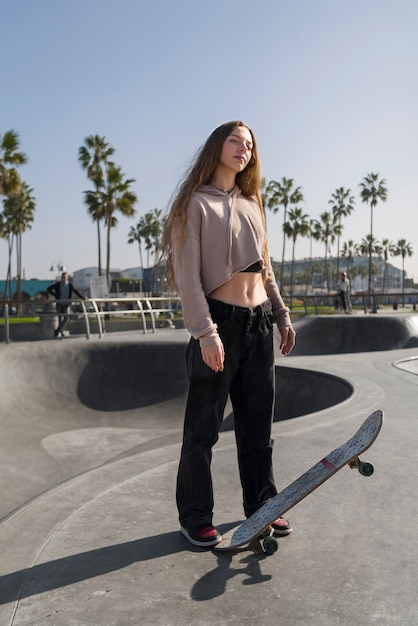 写真 スケートボードのフルショットの女の子