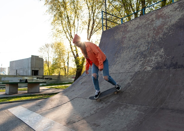 Photo full shot girl skating on ramp