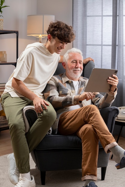 Photo full shot grandfather holding tablet