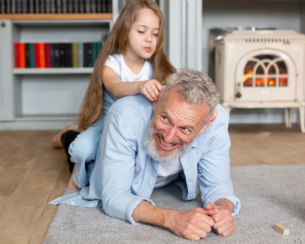 写真 フルショットの孫と男