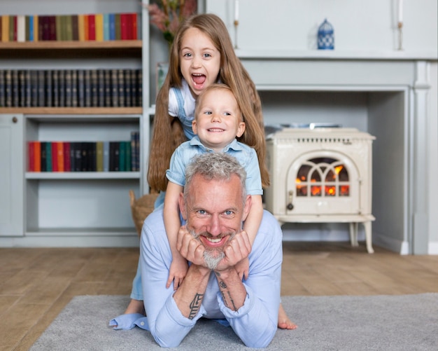 写真 フルショットの祖父母と子供たち