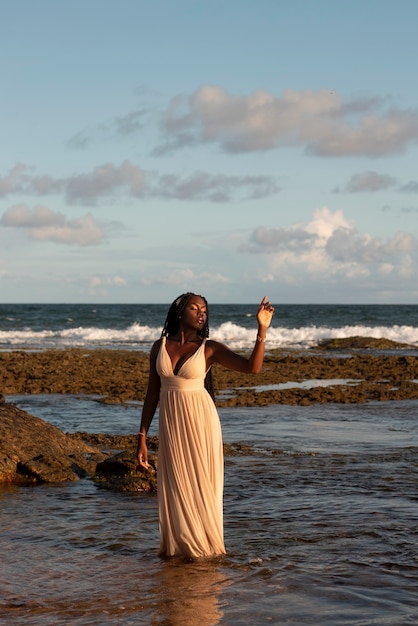 Фото Греческая богиня в полный рост позирует на пляже