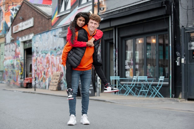 Photo full shot guy carrying woman