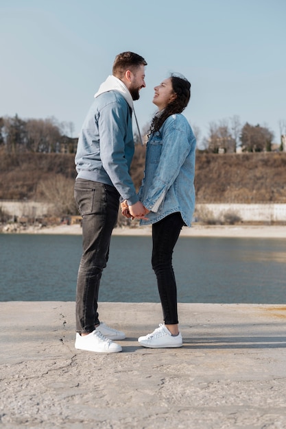 Photo full shot happy couple holding hands