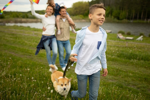 Полная съемка счастливая семья с собакой