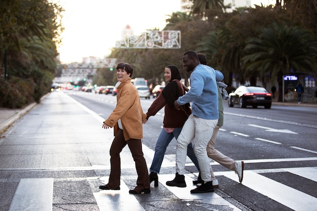 Photo full shot happy friends walking together