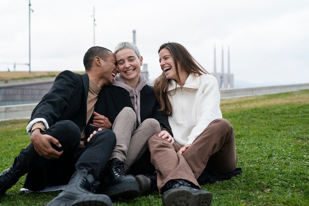 Foto persone felici sull'erba a tutto campo