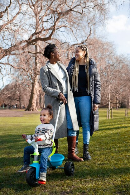 Donne e bambini felici del colpo pieno nel parco