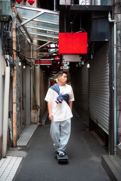 写真 フルショットの日本人男性