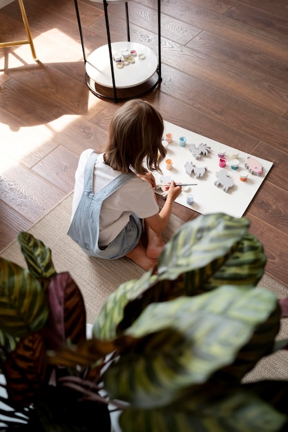 Photo full shot kid on floor with brush