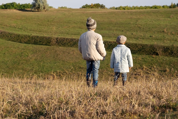 写真 自然の中でフルショットの子供たち