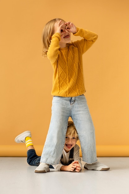 写真 スタジオで遊ぶフルショットの子供たち