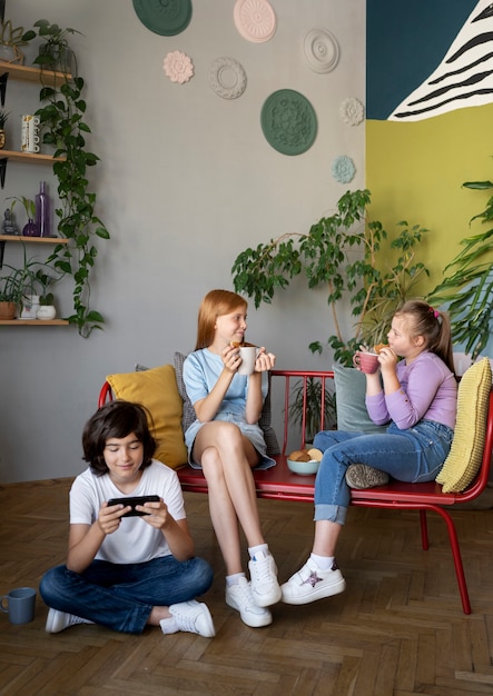 Foto full shot kinderen die tijd binnenshuis doorbrengen