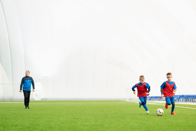 Full shot kinderen rennen op het veld