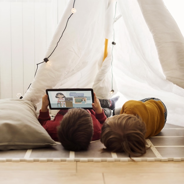 Foto full shot kinderen spelen spel