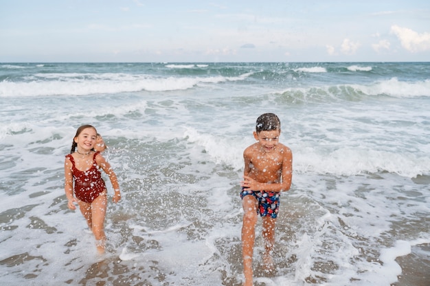 Foto bambini piccoli che si divertono in spiaggia