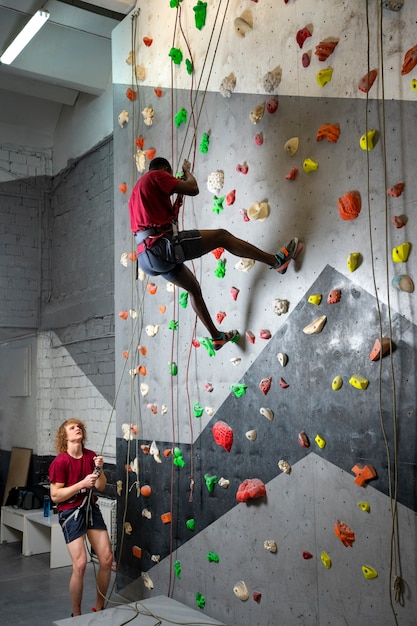 Photo full shot man climbing wall