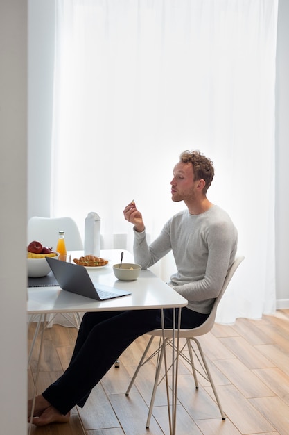 Photo full shot man eating cereals