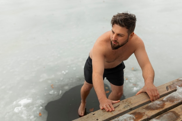 Photo full shot man experiencing cold exposure for wellness