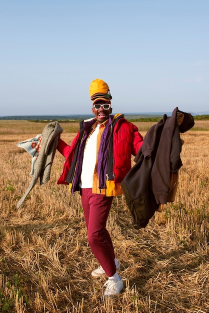 Foto concetto di moda veloce uomo a pieno campo