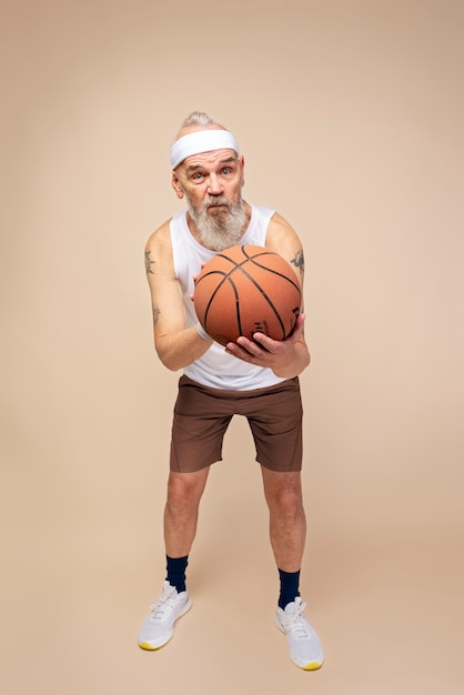 Photo full shot man holding basketball